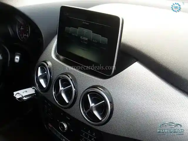 Mercedes-Benz B 180