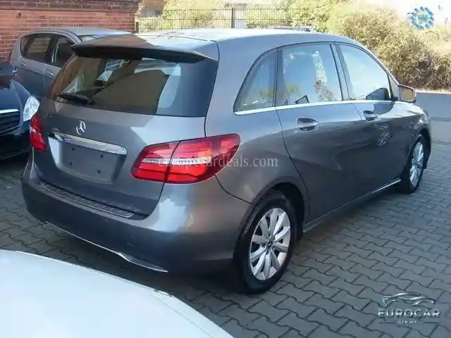 Mercedes-Benz B 180