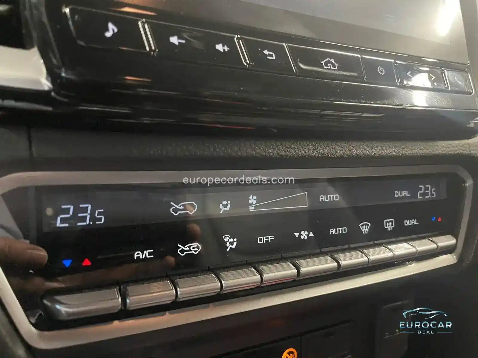 DoubleCab 4WD AT V-Cross Kam SHZ AHK Apple