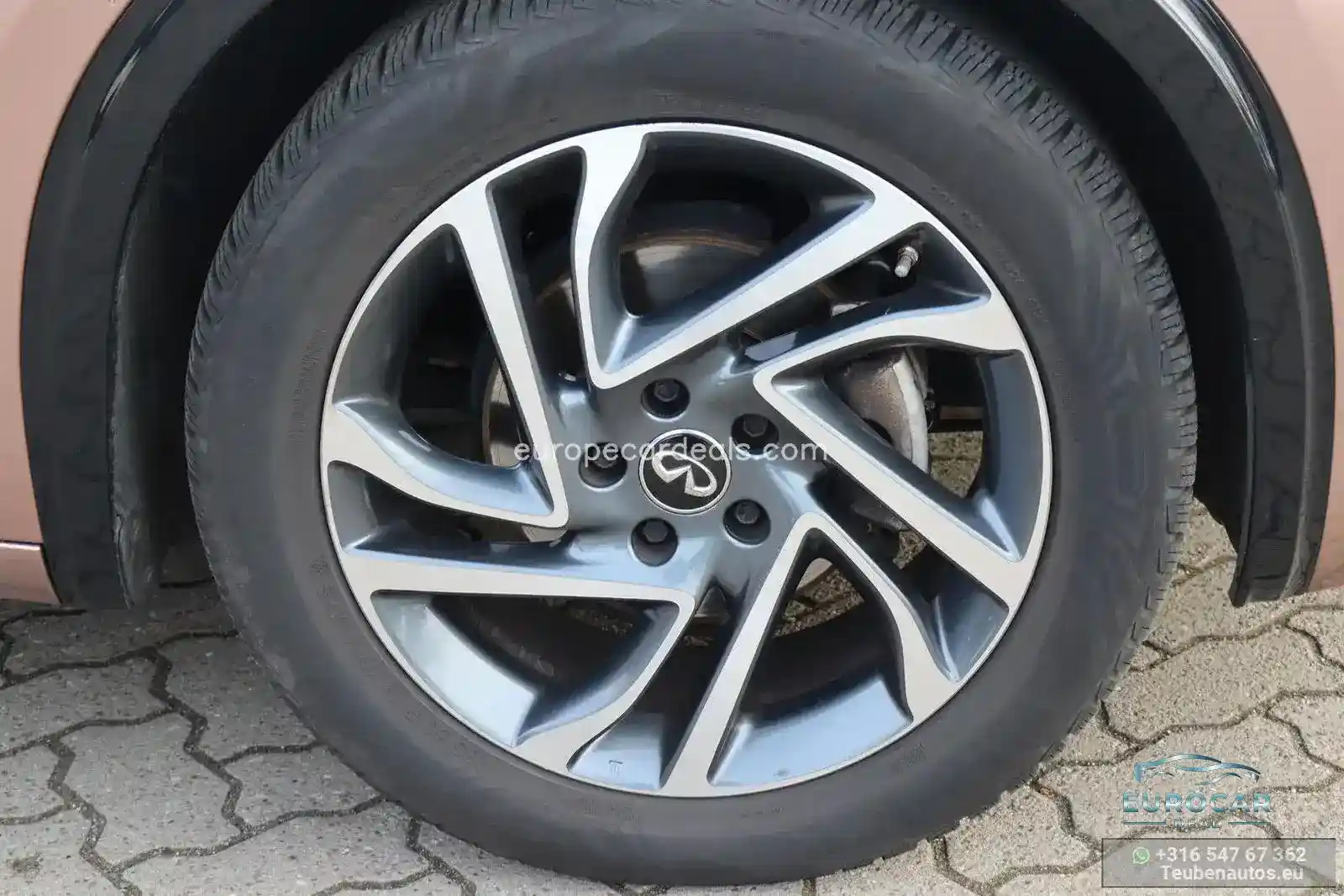 Infiniti Q30