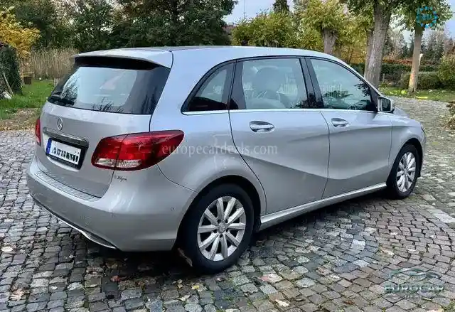 Mercedes-Benz B 180