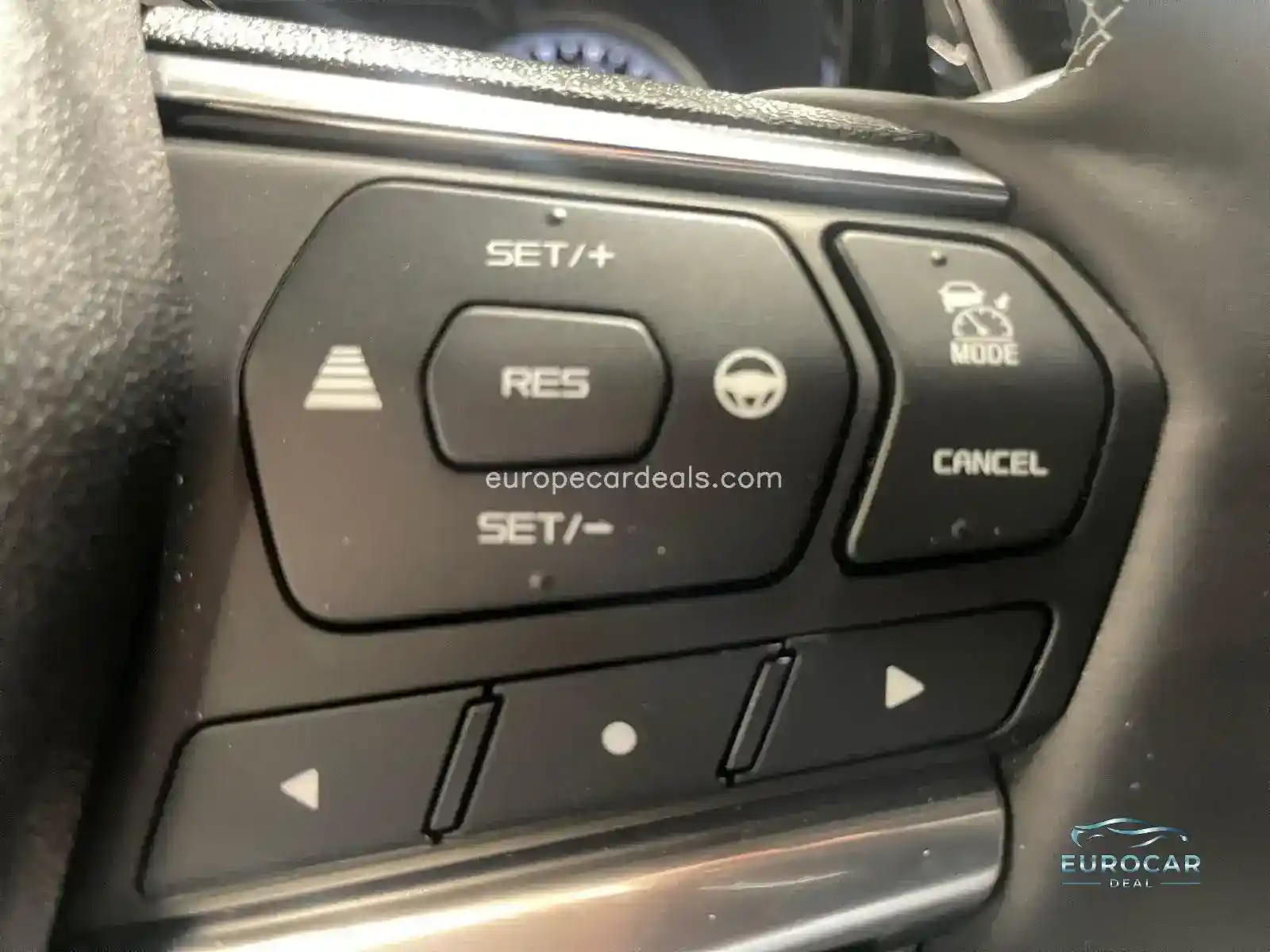 DoubleCab 4WD AT V-Cross Kam SHZ AHK Apple