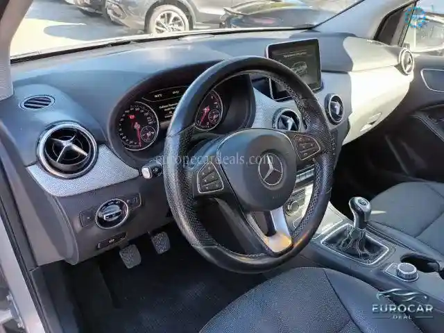 Mercedes-Benz B 180