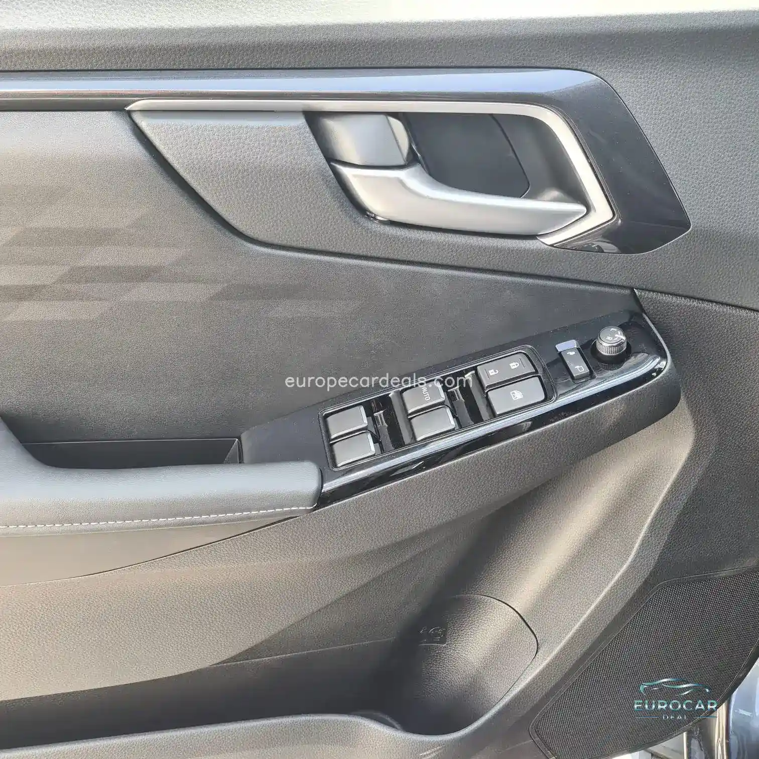 DOUBLE CAB V-CROSS 4×4 A/T ROLLCOVER AHK