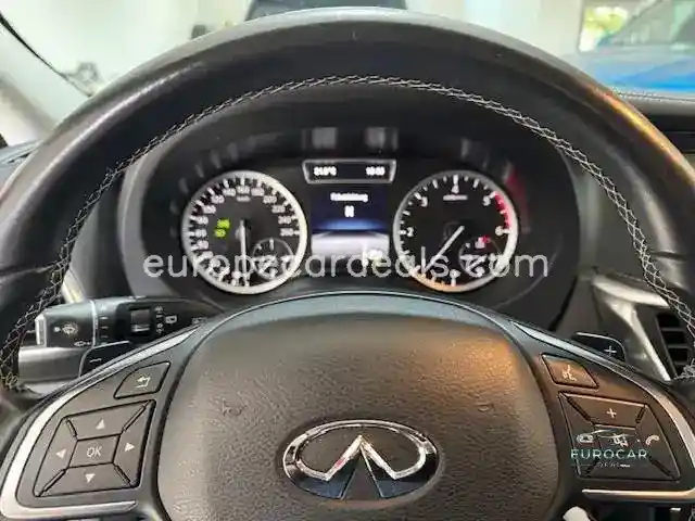 Infiniti Q30