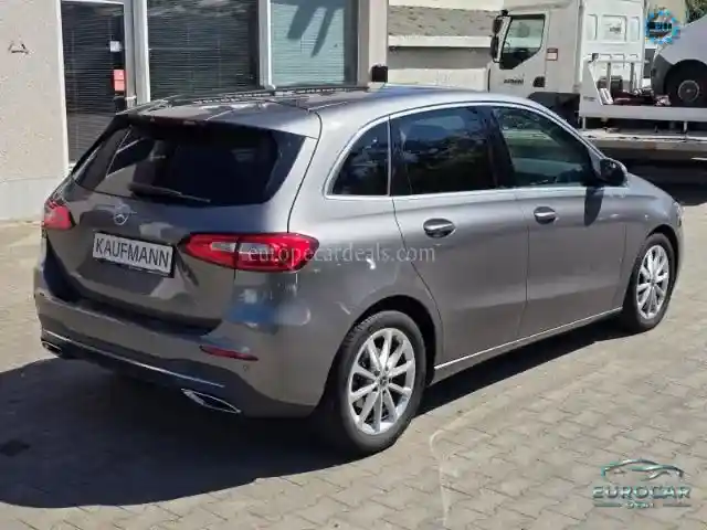 Mercedes-Benz B 180