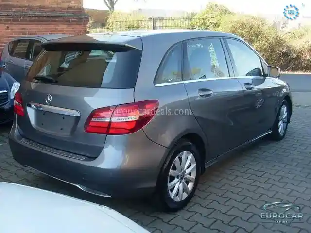 Mercedes-Benz B 180