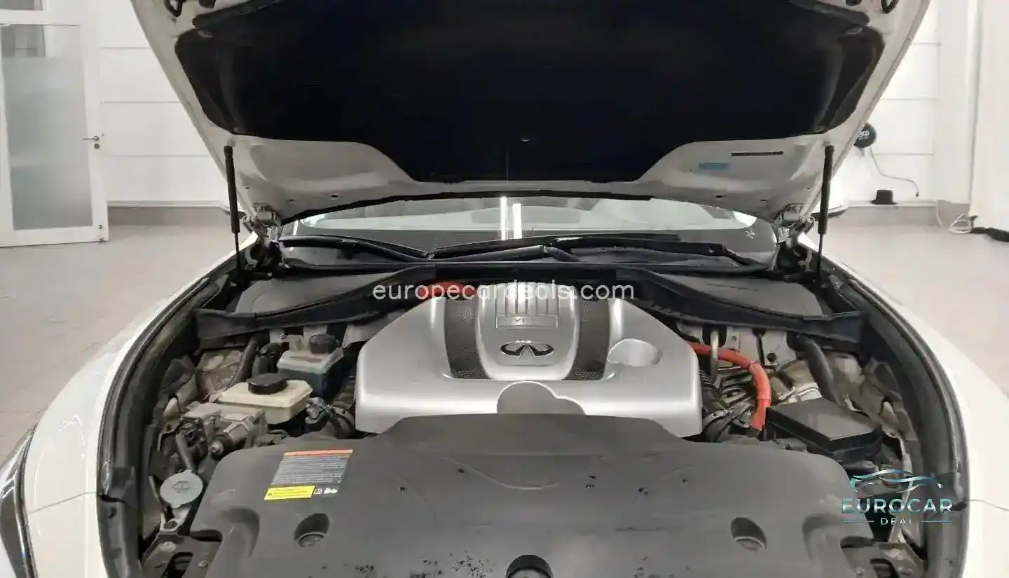 Infiniti Q70
