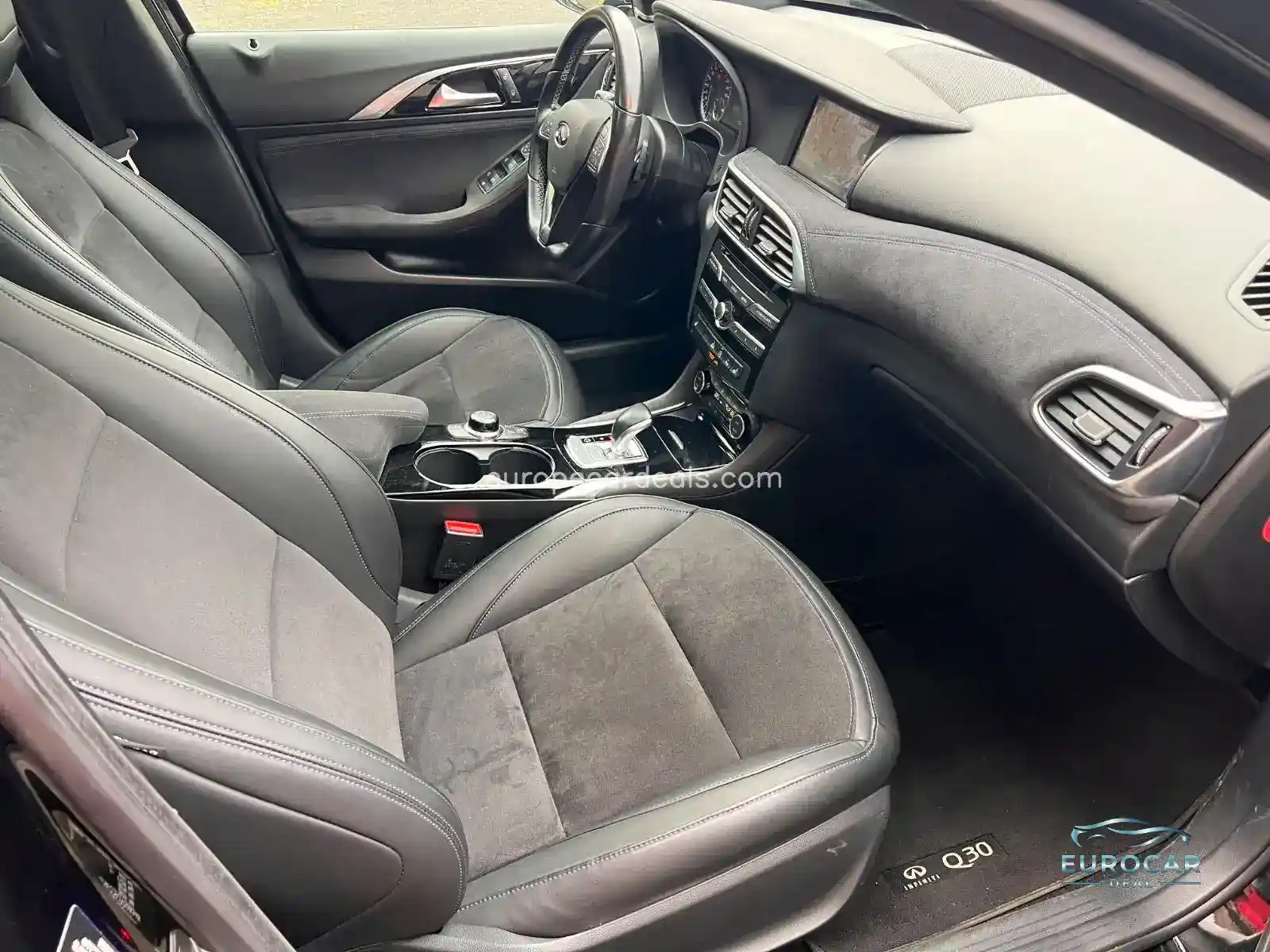 Infiniti Q30
