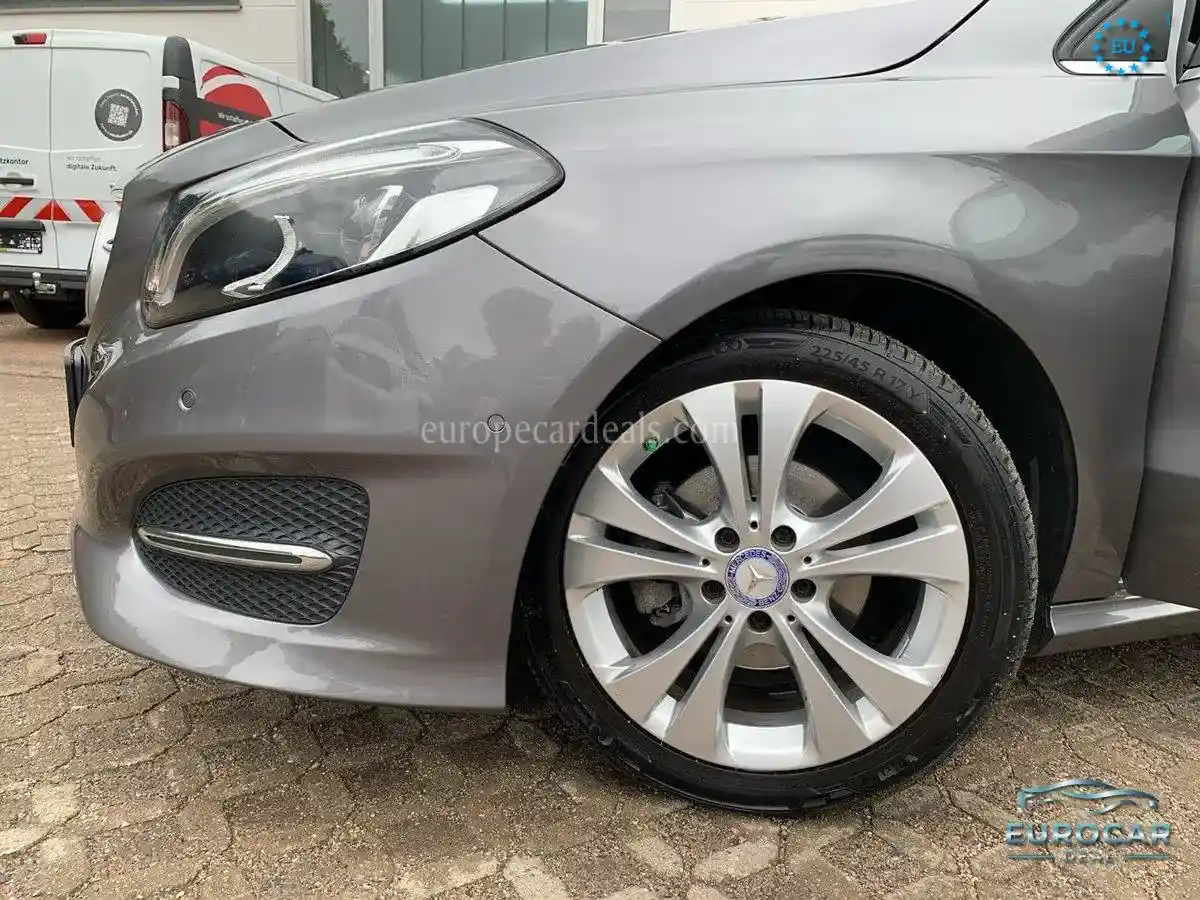 Mercedes-Benz B 180