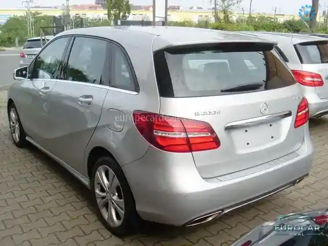 Mercedes-Benz B 200