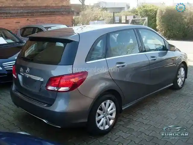 Mercedes-Benz B 180