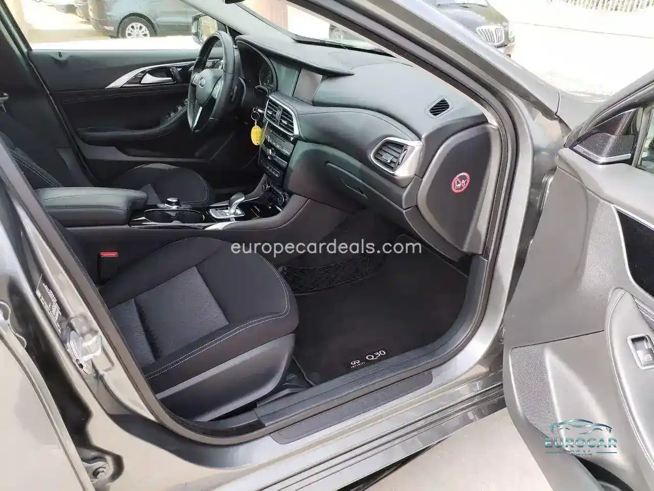 Infiniti Q30