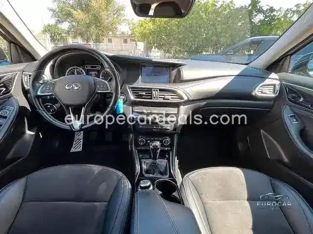Infiniti Q30