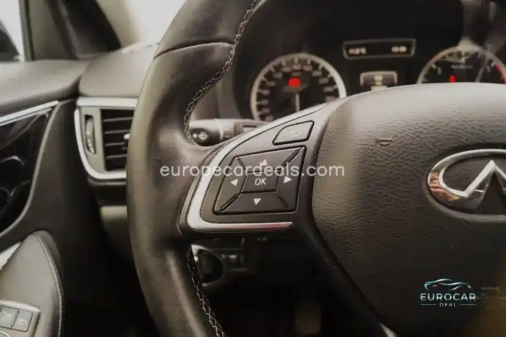 Infiniti Q30