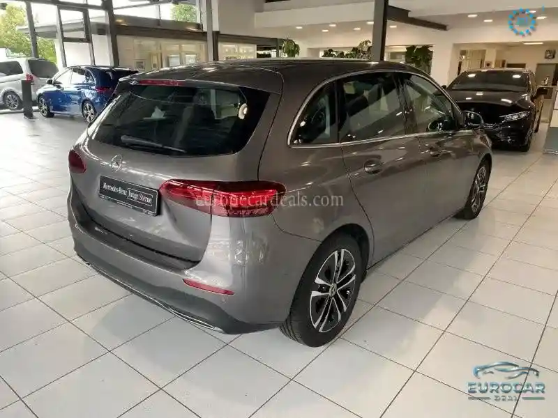 Mercedes-Benz B 180