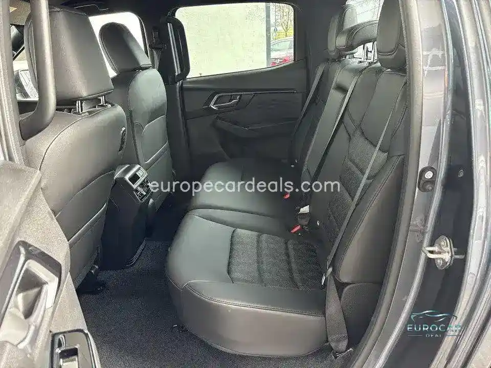 D-MAX Double Cab 4×4 AHK V-Cross A/T