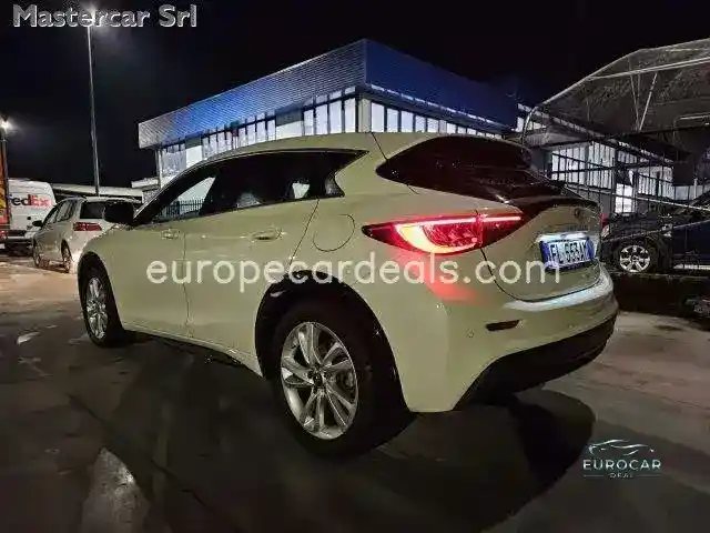 Infiniti Q30