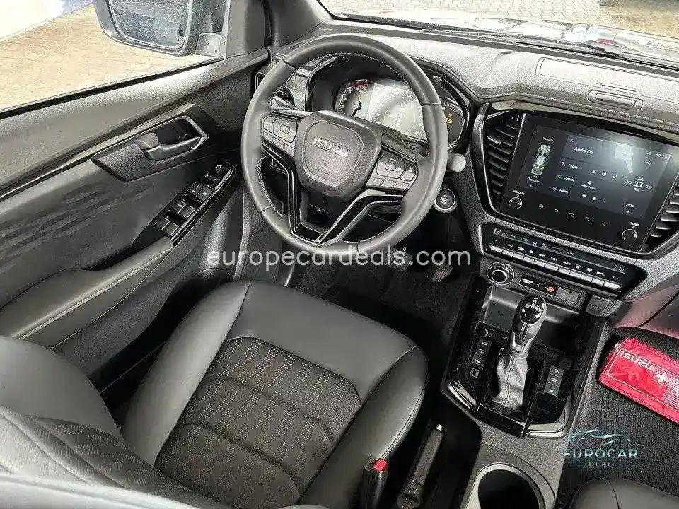 D-MAX Double Cab 4×4 AHK V-Cross A/T