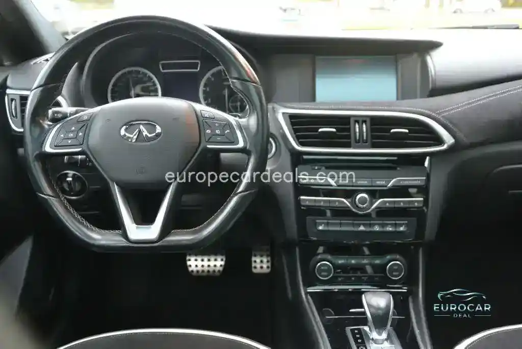 Infiniti Q30