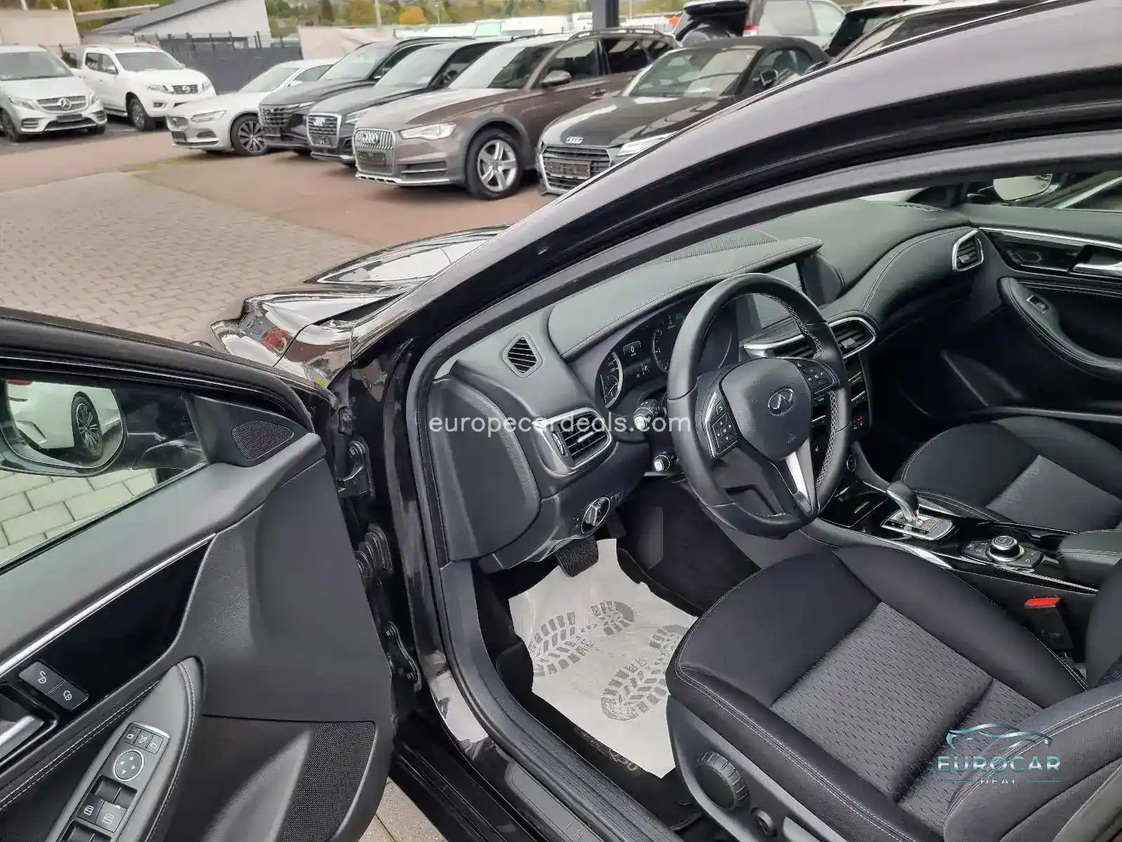 Infiniti Q30