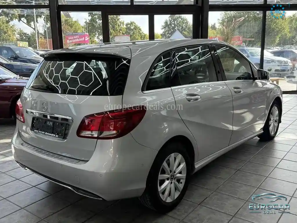 Mercedes-Benz B 180