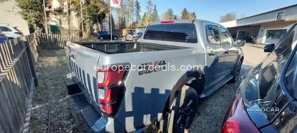Double Cab 4WD Autm. V-Cross