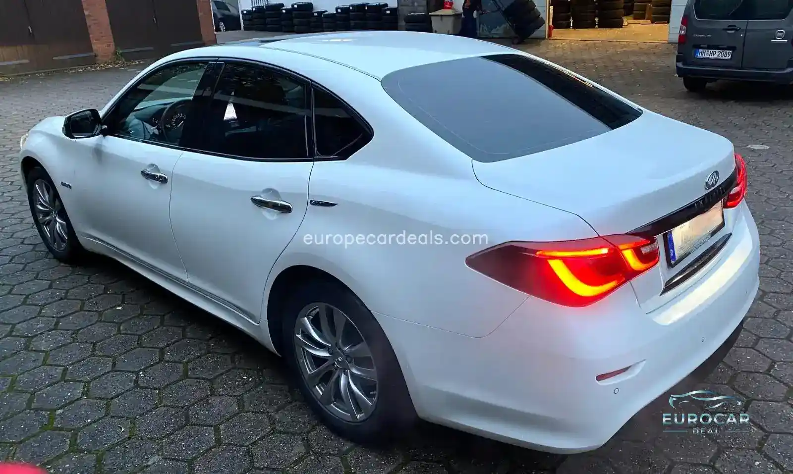 Infiniti Q70
