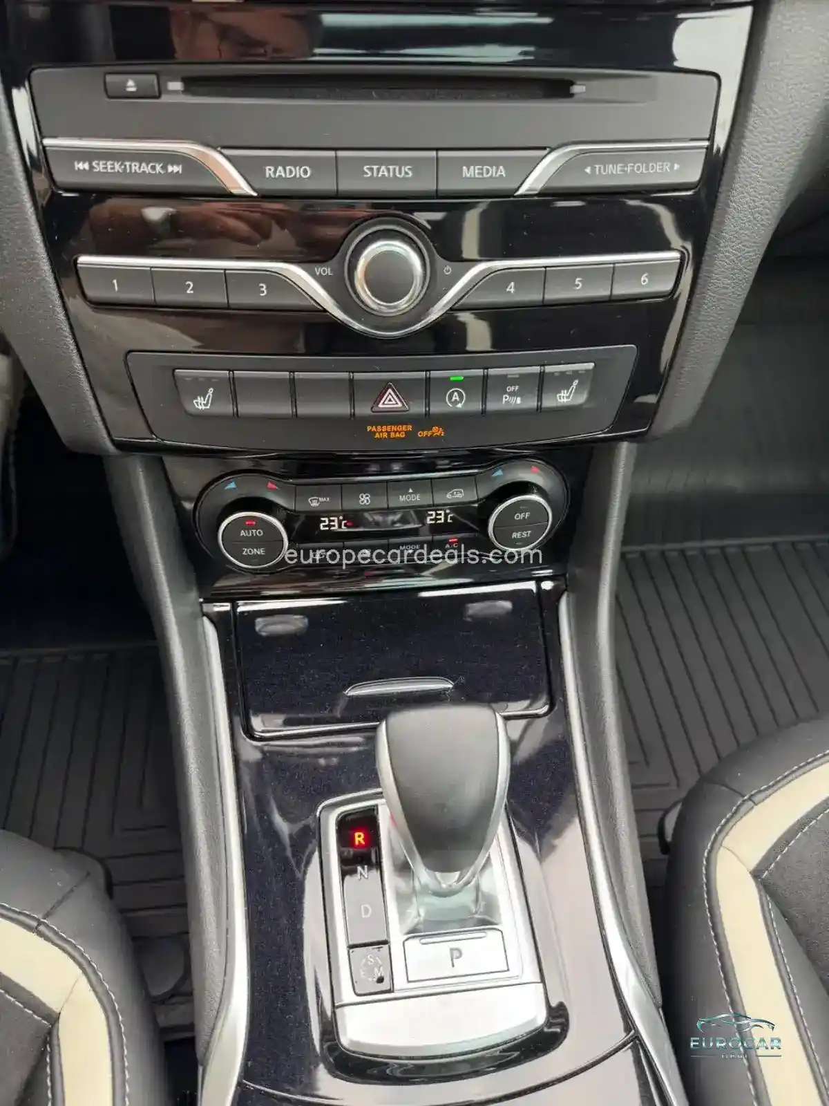 Infiniti Q30