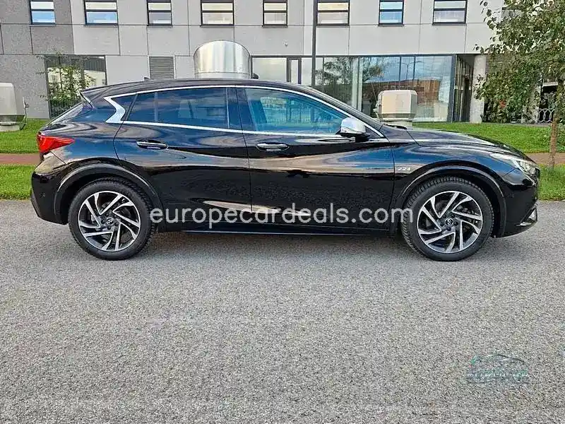 Infiniti Q30
