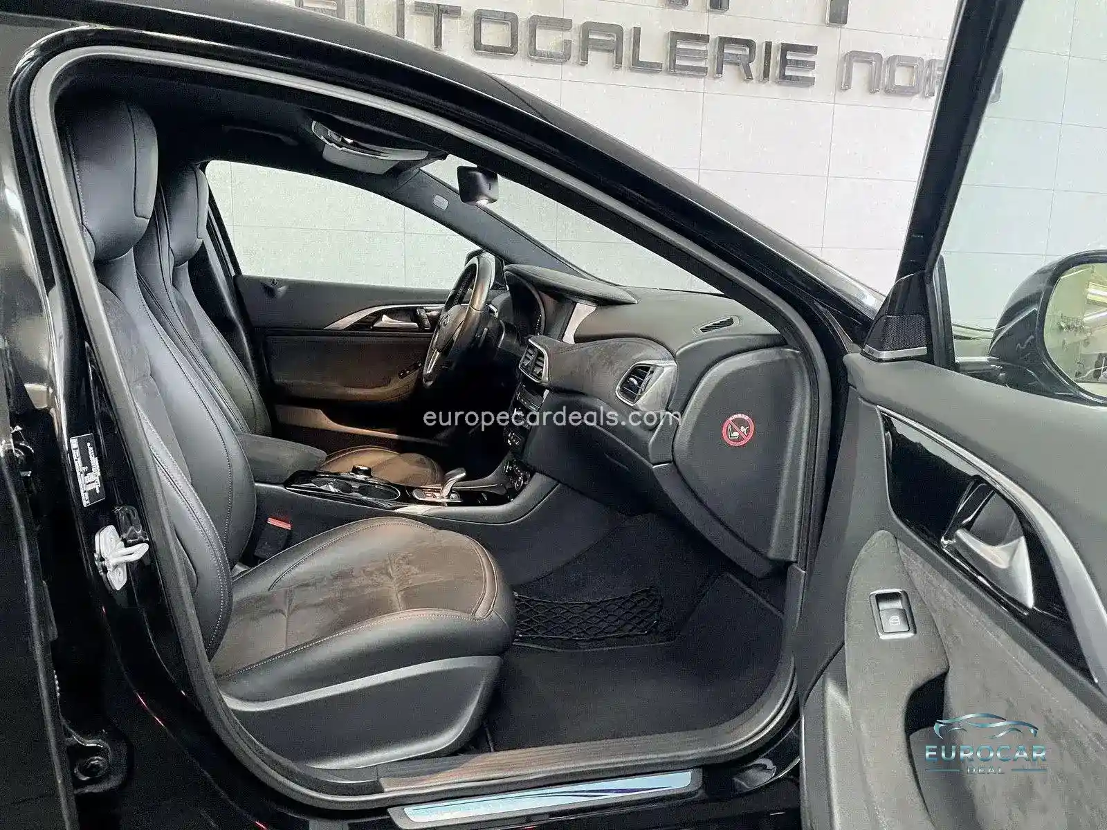 Infiniti Q30