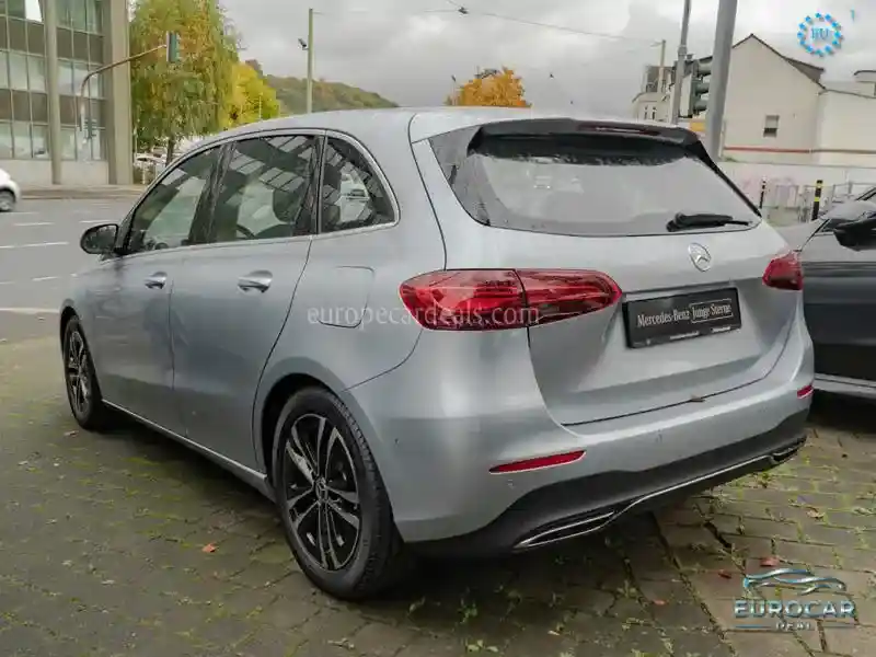 Mercedes-Benz B 180