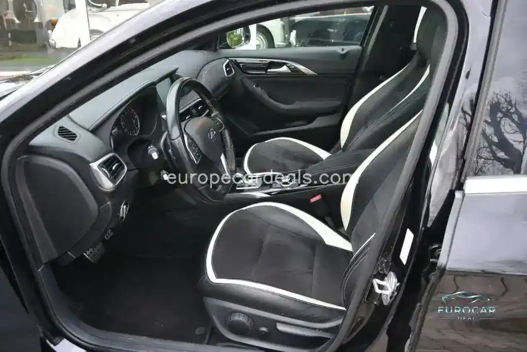 Infiniti Q30