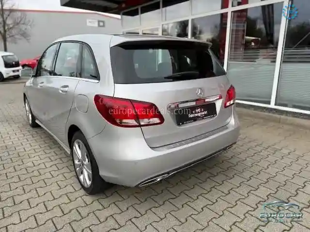 Mercedes-Benz B 180