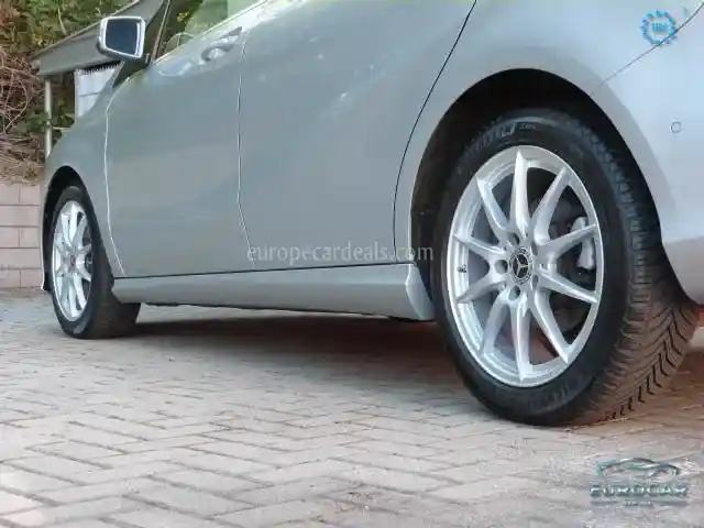 Mercedes-Benz B 180