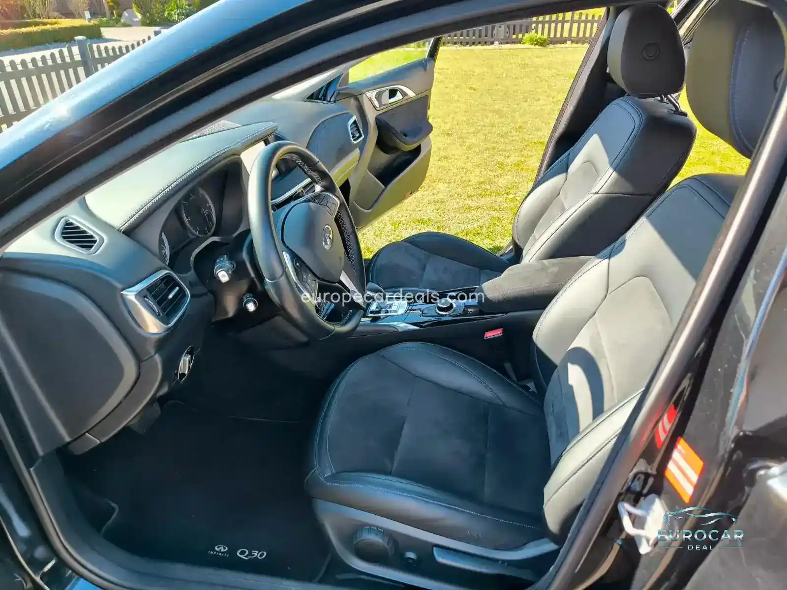 Infiniti Q30