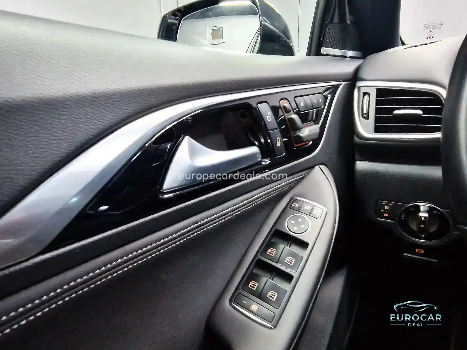 Infiniti Q30