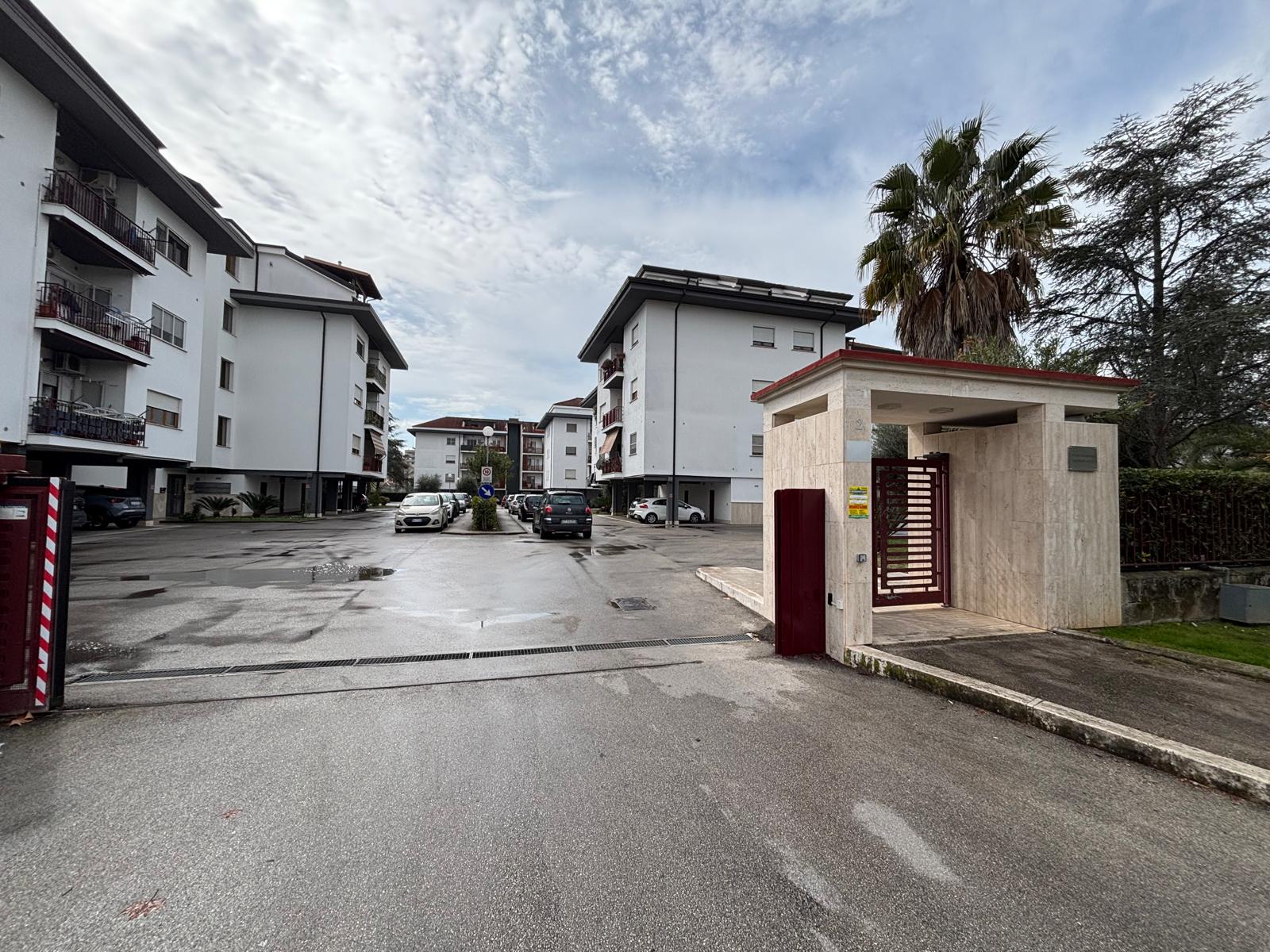 Q4, Via Gabrieli: 3 camere, doppi servizi, posto auto coperto