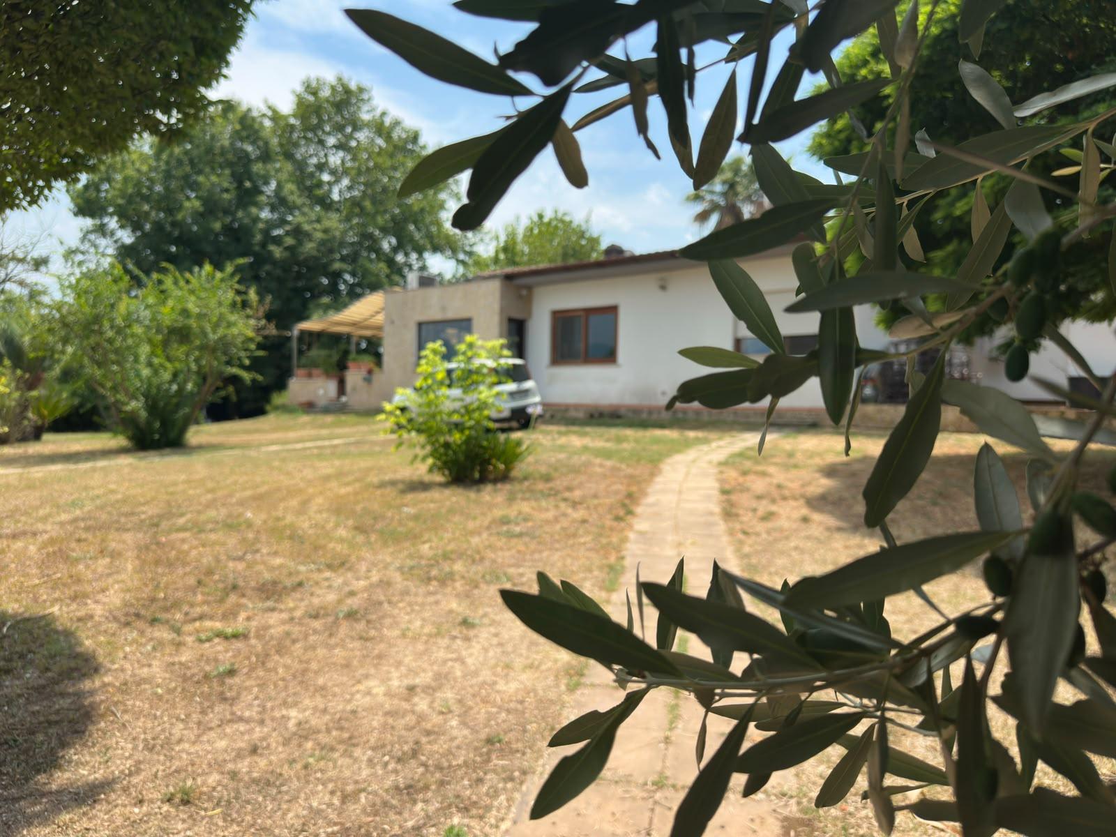 Villetta bifamiliare con ampi spazi, giardino e dependance – Casal delle Palme, Latina
