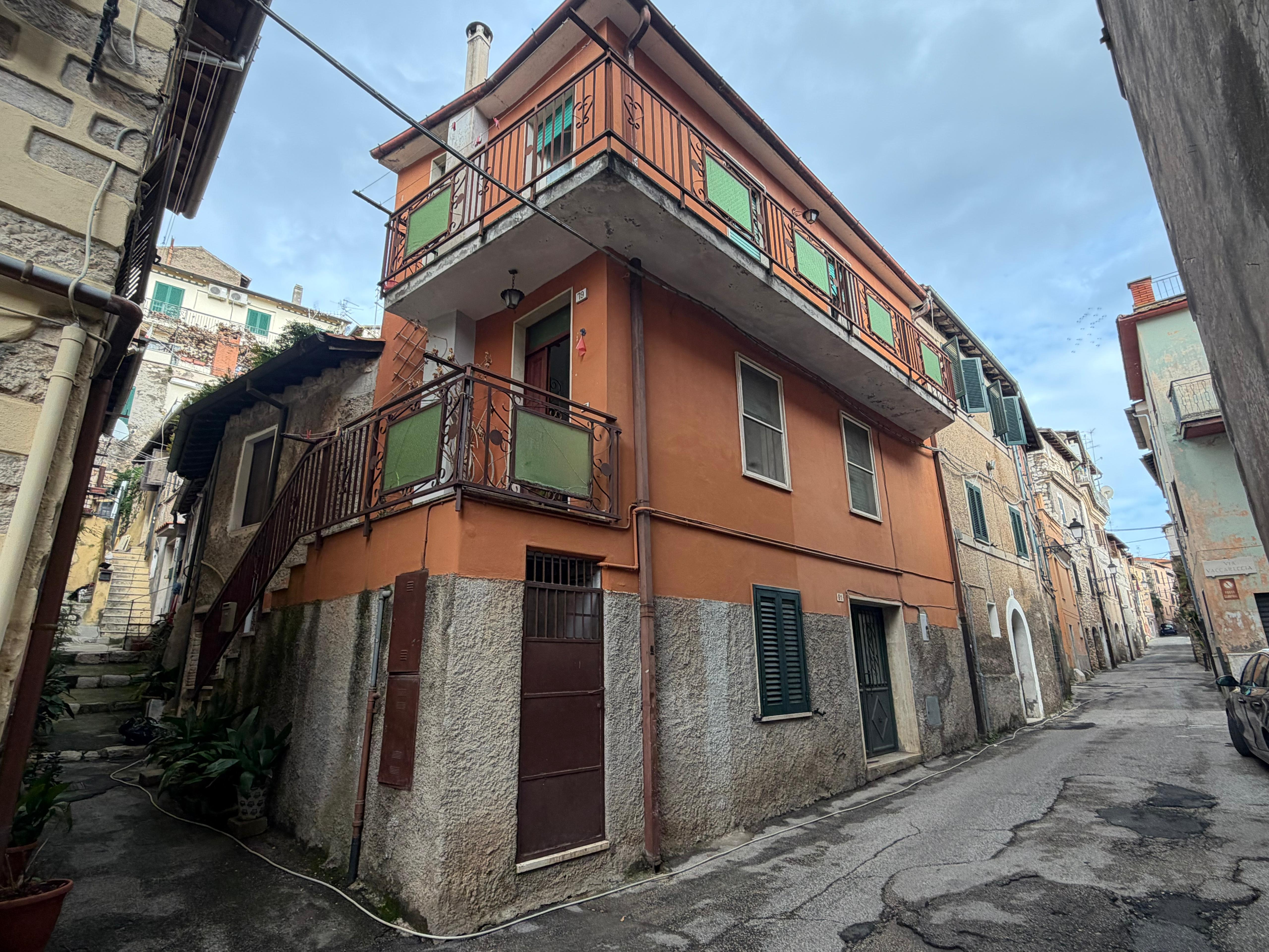 Sezze, Via Corradini: 171 mq con Terrazzo Panoramico e 3 Bagni