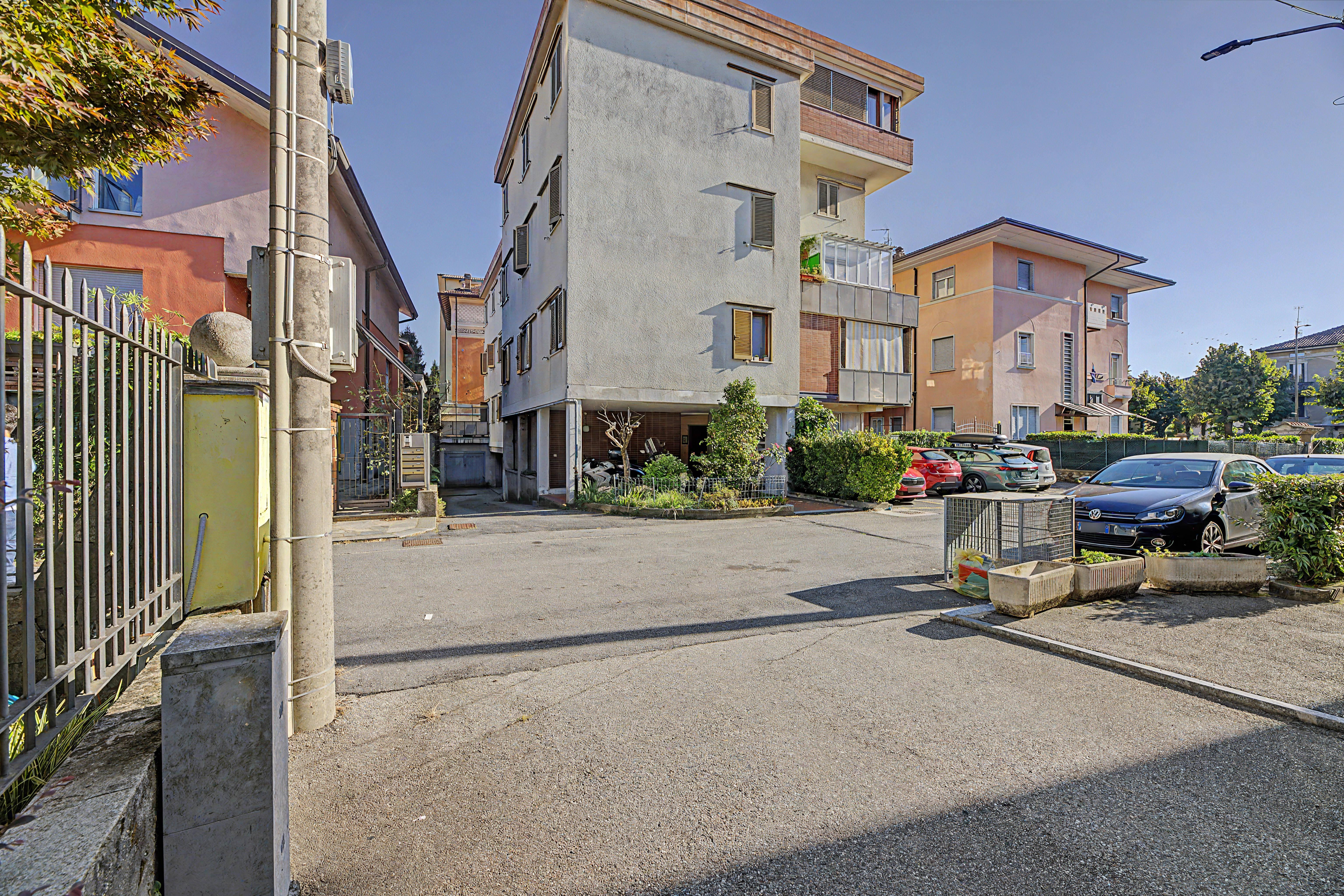 Trilocale con box a Luino