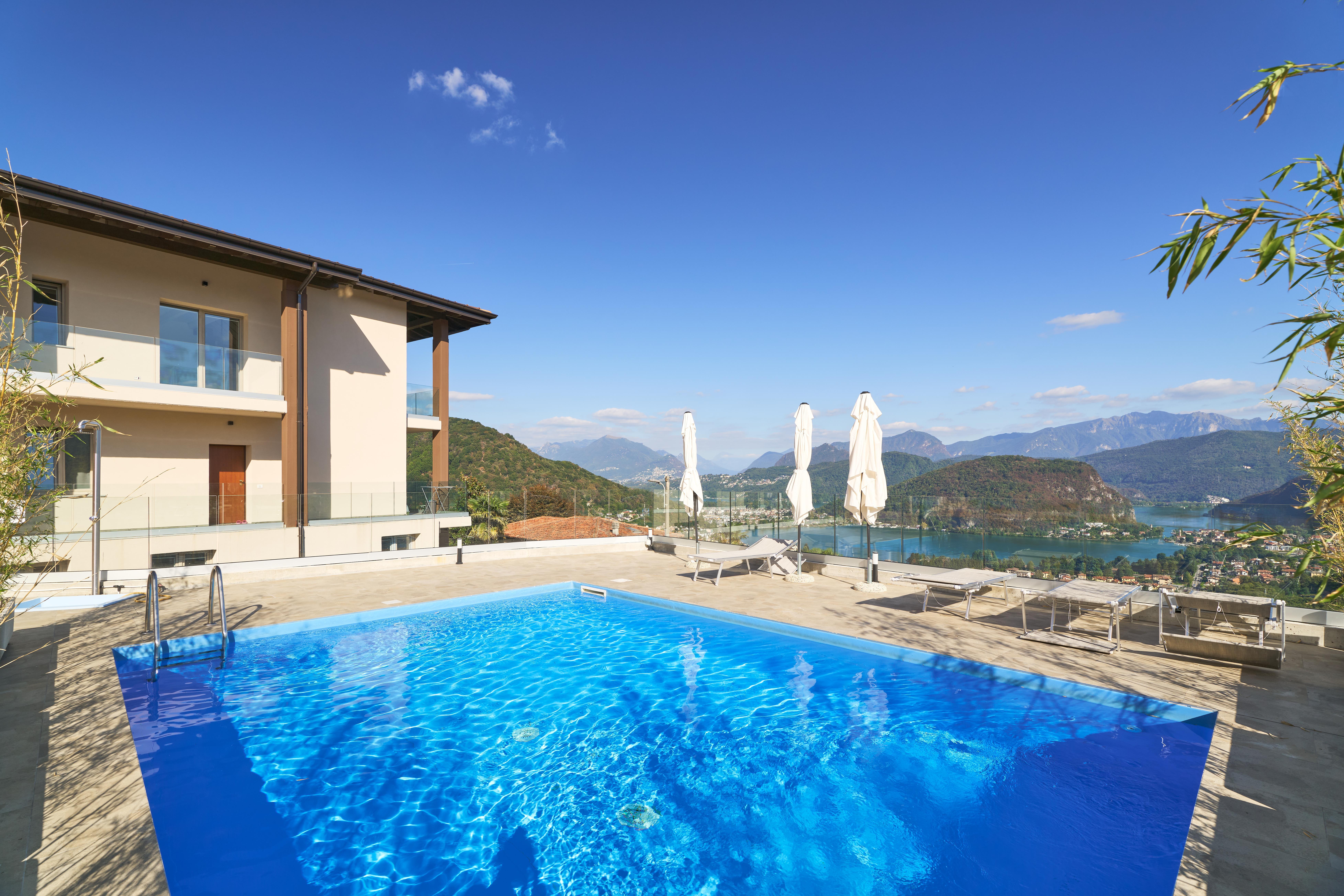 Bilocale in residence con piscina vista lago