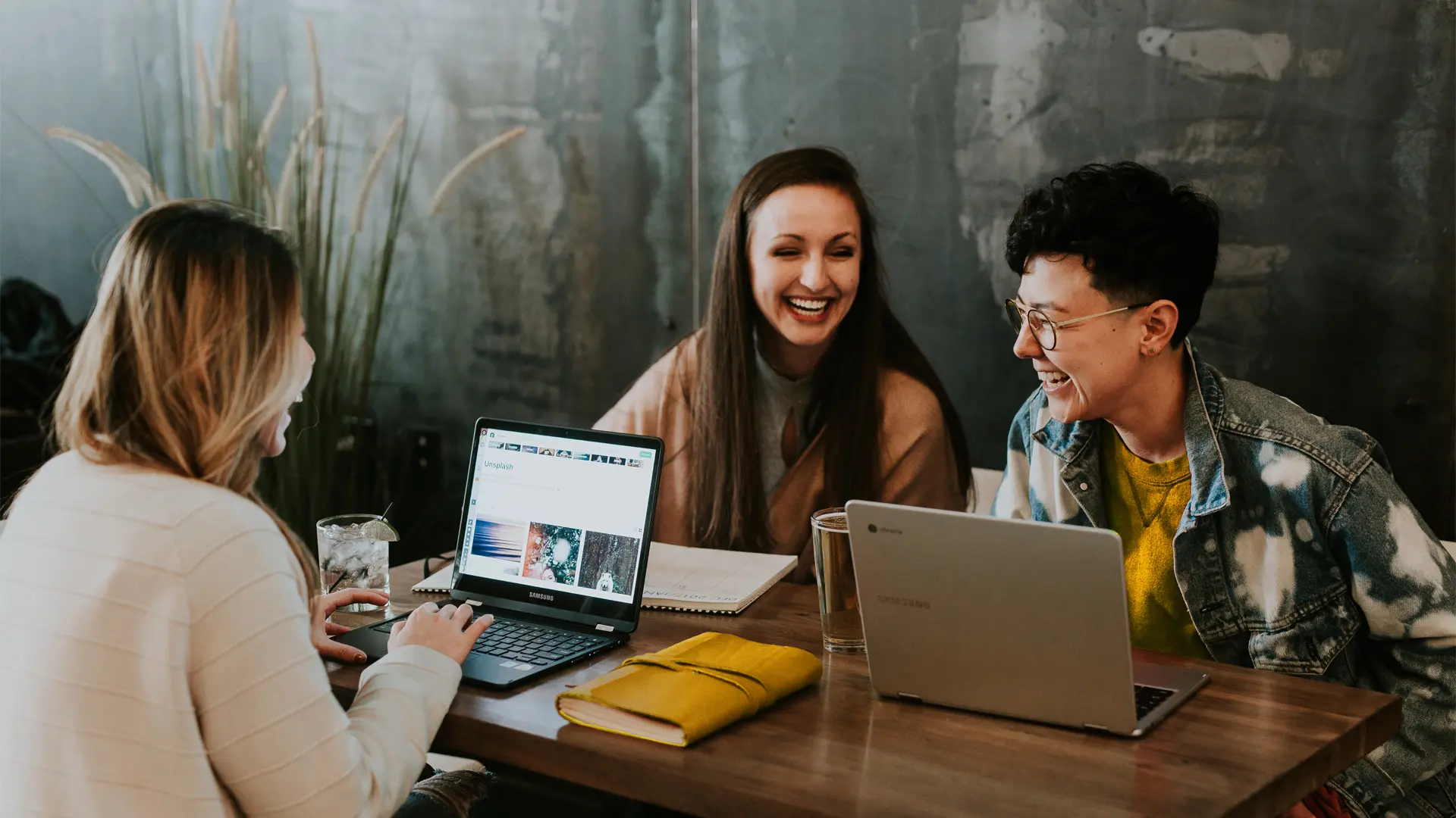 Drie freelancers werken in een co-working space