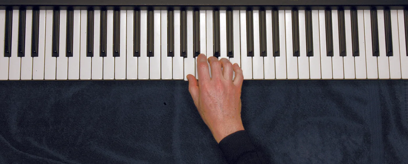 Am chord played on a piano — hand position on the keys