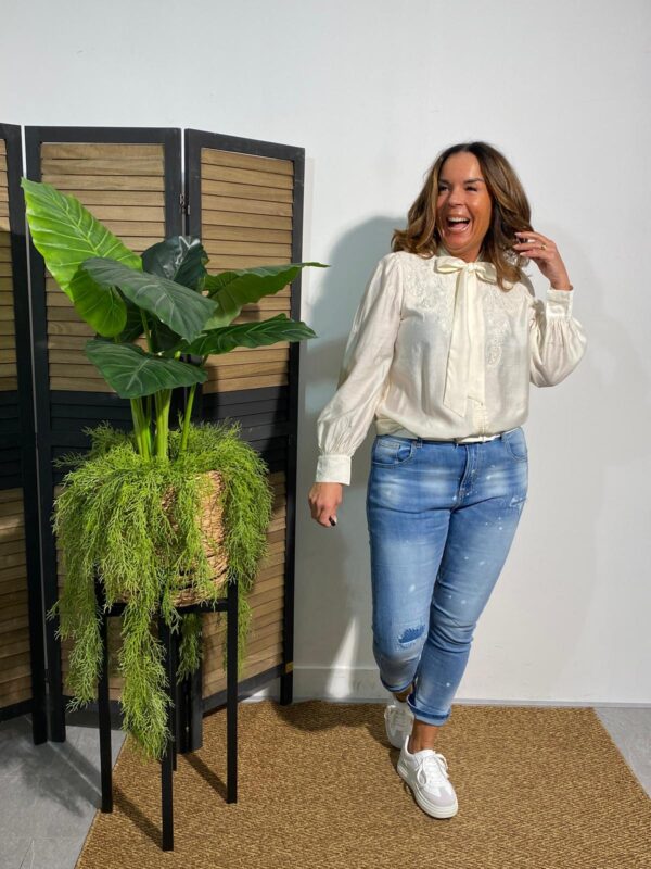 Lavysh Offwhite Blouse met Strik Bloemen
