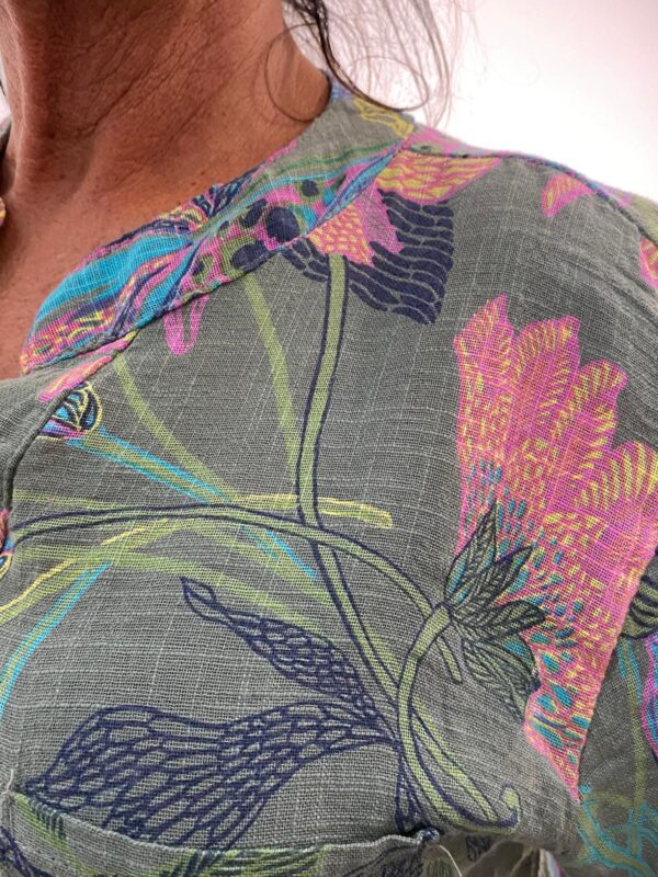 Floral Top Army "Lieke" - Afbeelding 4
