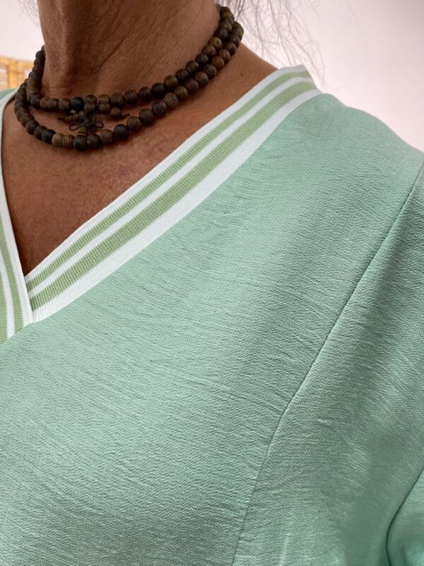 Mii Mint Dress met Bies V-hals - Afbeelding 4