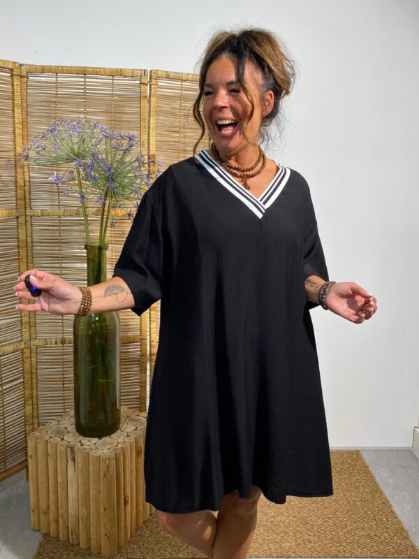 Mii Zwart Dress met Bies V-hals - Afbeelding 3
