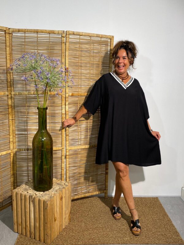 Mii Zwart Dress met Bies V-hals