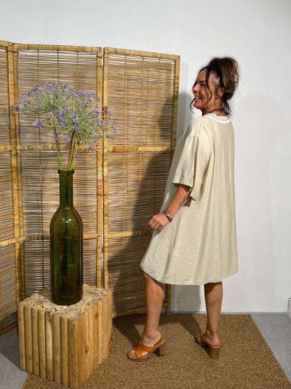 Mii Beige Dress met Bies V-hals - Afbeelding 2